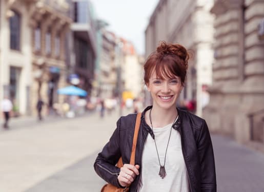 femme souriante dans une rue 