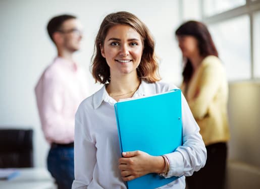 femme souriante tenant un classeur bleu Europ Assistance