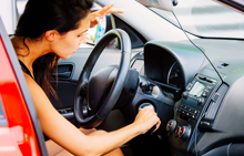 Femme tentant de démarrer sa voiture