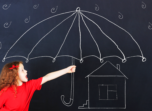 Petite fille dessin parapluie sur tableau noir