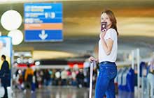 femme aéroport passeport conseils voyage Europ Assistance
