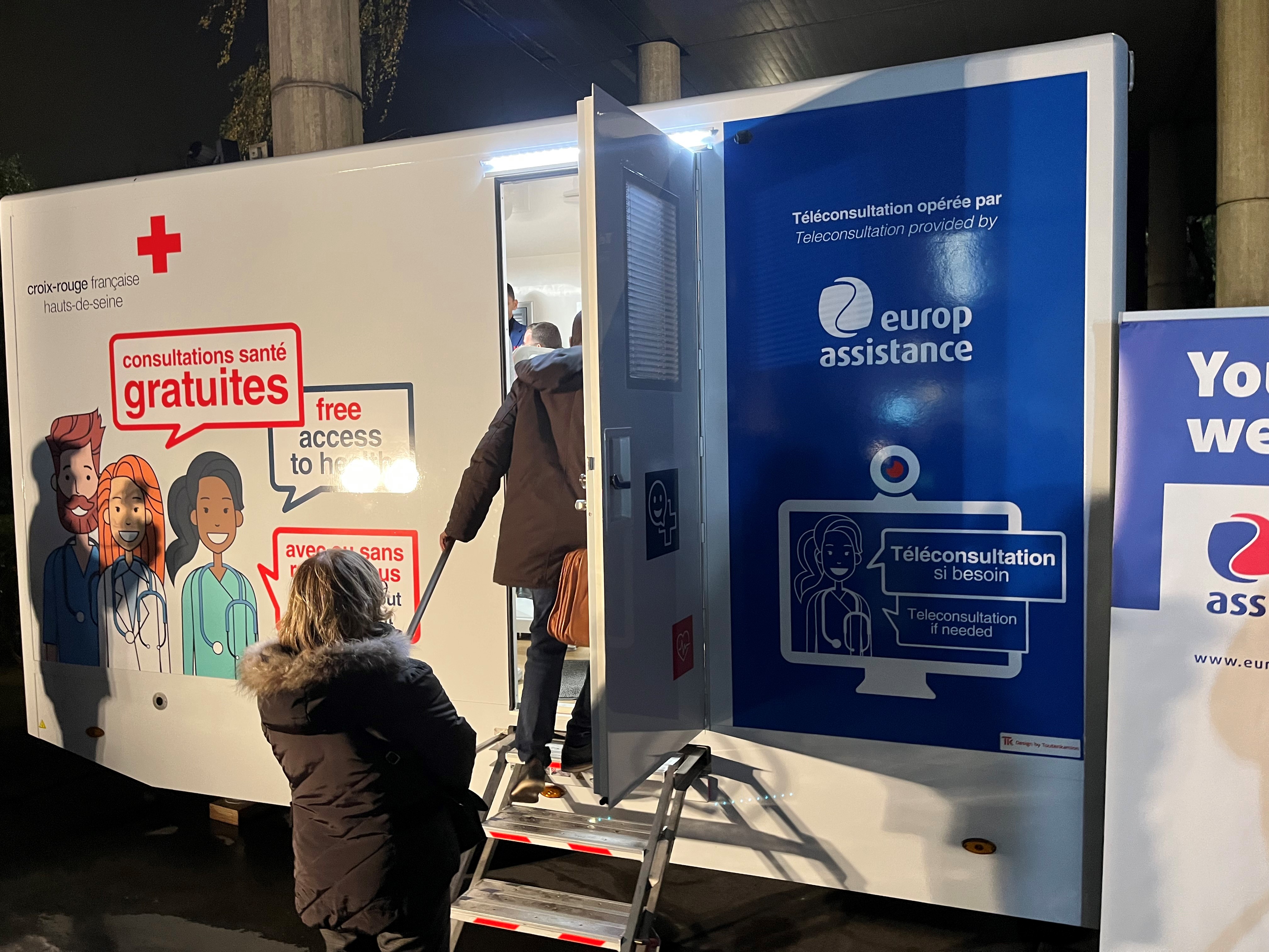 Camion Croix Rouge au coin de la rue avec logo Europ Assistance