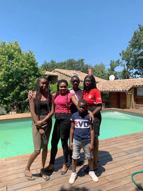 Photo famille piscine parents vacances